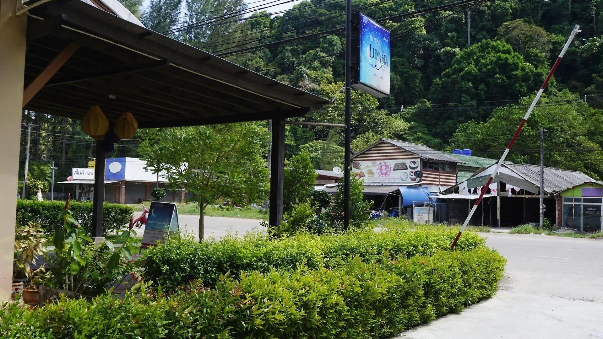Na Vela Village Ko Lanta Semesteranläggning (resort)